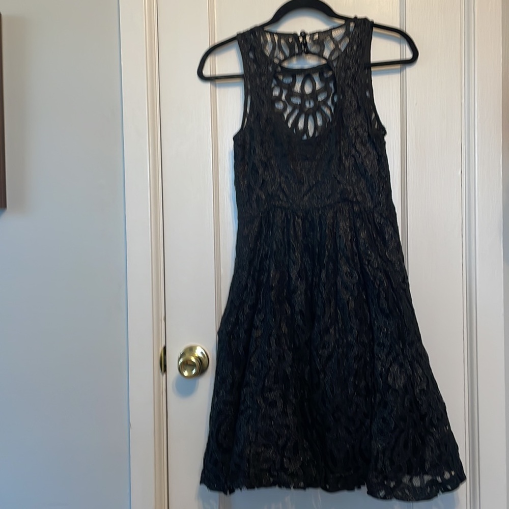 Baby doll cut dress with peak hole in back - Picture 2 of 2